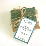 Pack para regalo de cosmética natural con jabón de aceite de oliva y laurel y jabonera de rejilla de madera natural.